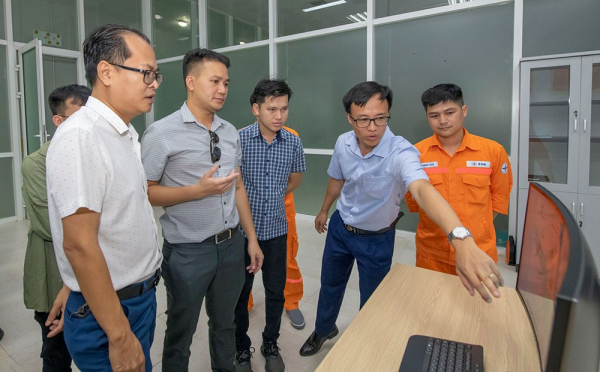 Đoàn công tác của Cục Quản lý an toàn công nghiệp năng lượng thuộc Bộ Năng lượng và Mỏ (Lào) nghe giới thiệu về Trung tâm Kiểm soát an toàn công trình trên bậc thang thủy điện sông Đà